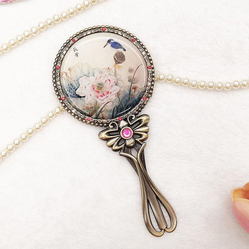 HD Retro Makeup Mirror Portable Hand-held Small Mirror Women Exquisite Mirror with Handle Metal Round Classical Style