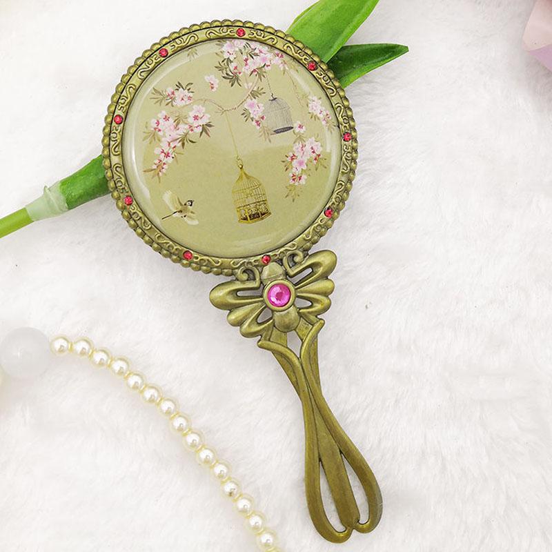 Metal Round Classical Style HD Retro Makeup Mirror Portable Hand-held Small Mirror Women Exquisite Mirror with Handle