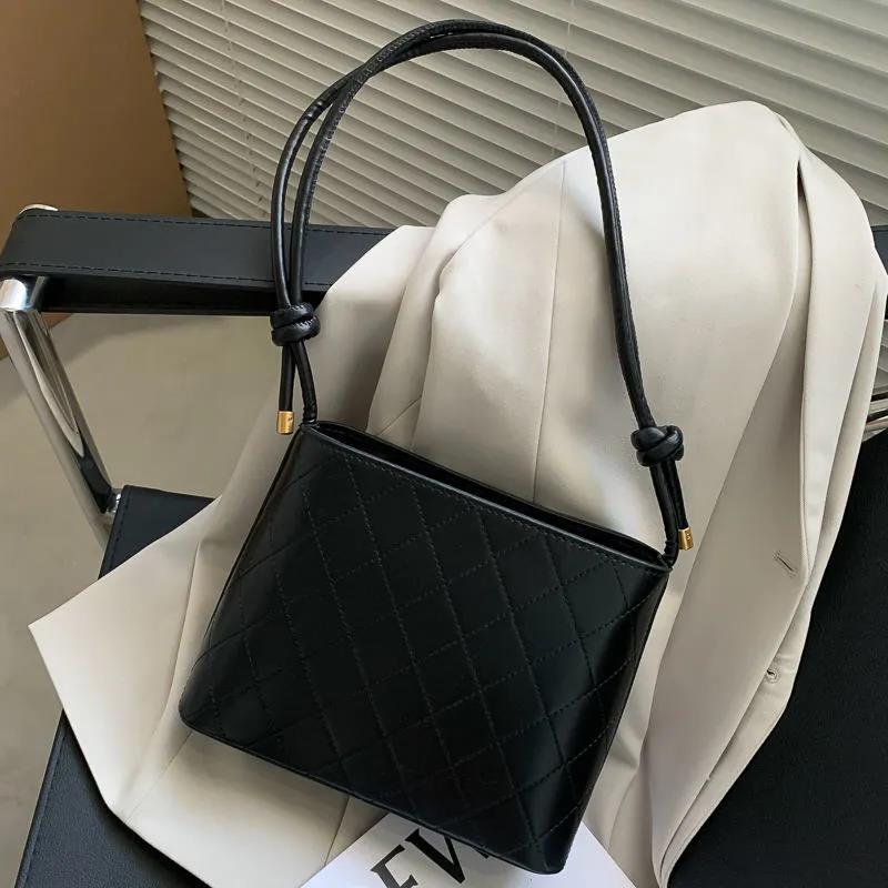 French Small Large Capacity Bucket Bag Women's Texture Wild Single Shoulder Temperament Handbag Retro Small Bag