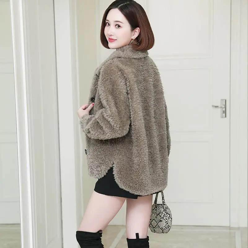 Sheep Sheared Fur Coat Women's Short Grained Fleece and Lamb Fur Coat