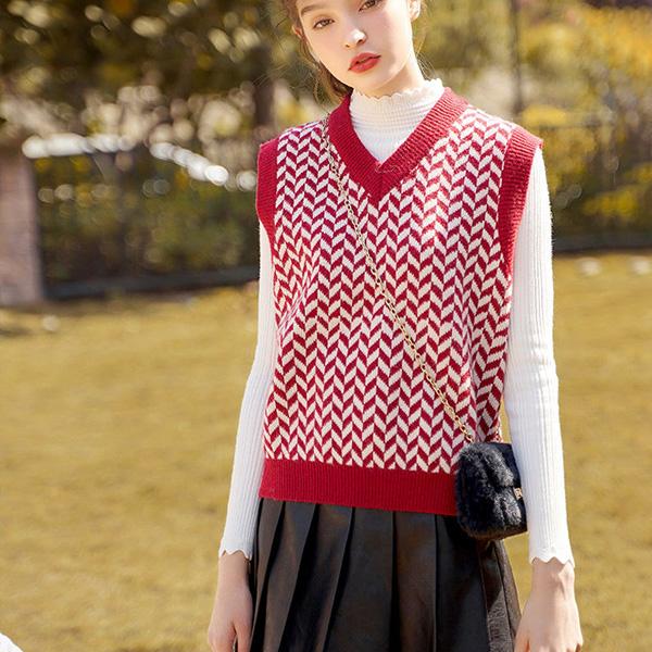 A Short V-neck Vest for Autumn and Winter, Loose Plaid Sleeveless Sweater, Knitted Splicing Color Elastic Waistcoat