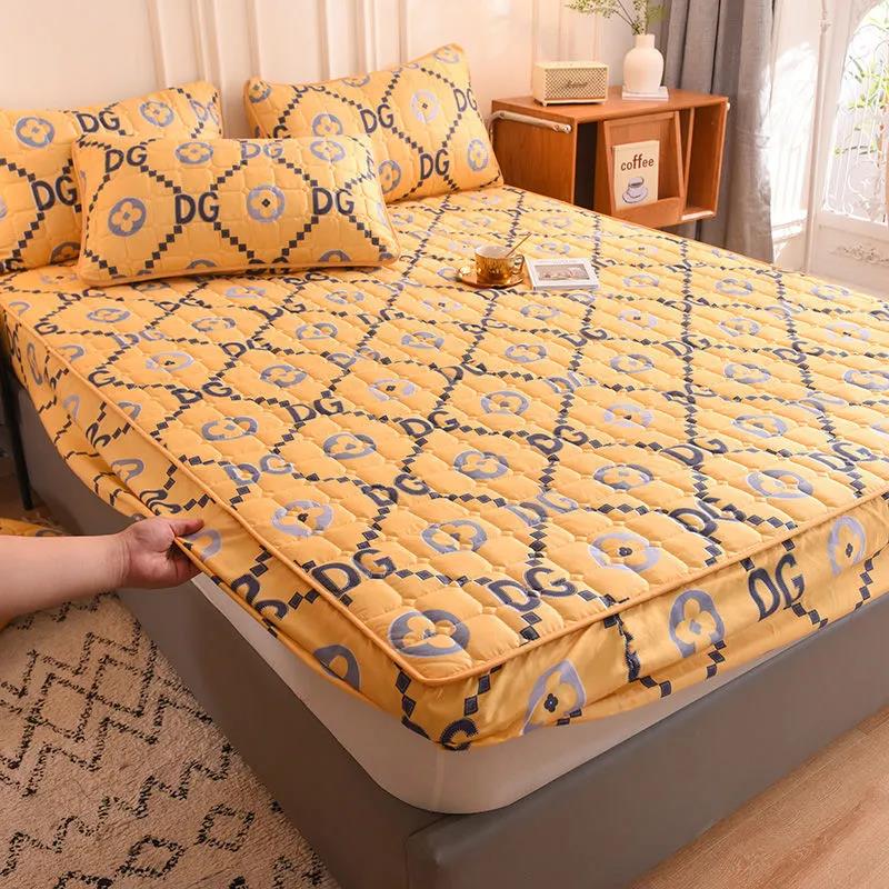 Waterproof Queen Size Mattress Cover Bed Sheet Bed Cover One Piece Non-slip Fixed Bed Sheet Bed Cover Thick Quilted Dustproof Bed Cover Cover