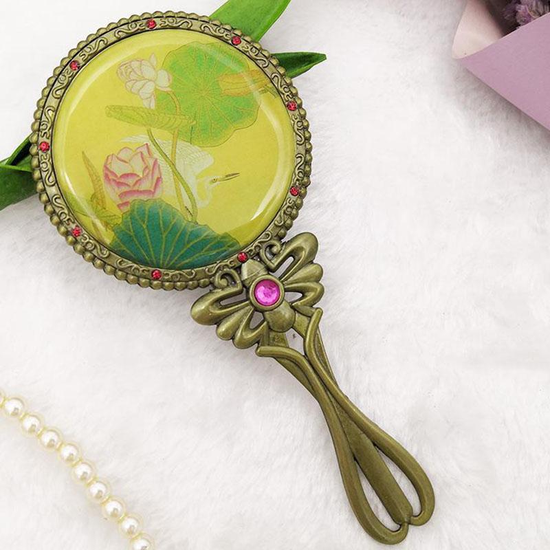 Metal Round Classical Style HD Retro Makeup Mirror Portable Hand-held Small Mirror Women Exquisite Mirror with Handle