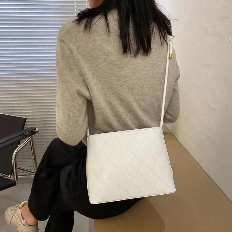 French Small Large Capacity Bucket Bag Women's Texture Wild Single Shoulder Temperament Handbag Retro Small Bag