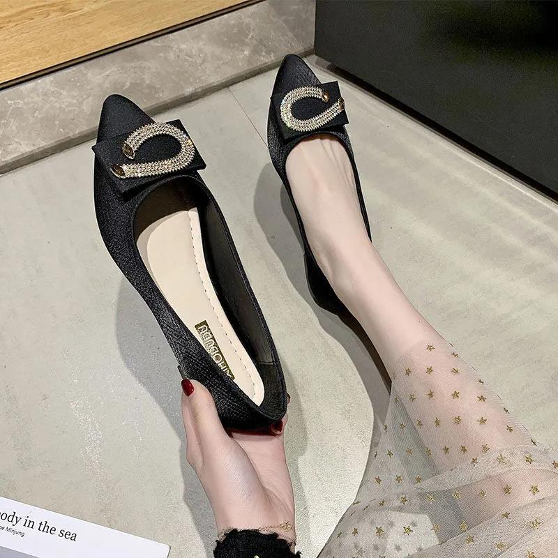 Pointed-toed Shoes Flat-bottomed Shoes Shallow Mouth Metal Decoration Wild Soft-soled Sweet Style Women's Shoes Soft Leather Flat-bottomed Non-slip