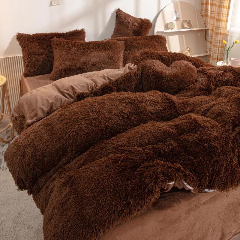 Thickening Warm Crystal Fluff Four Sets of Winter Bedding 1.5 Meters 1.5 Meters 2 Meters Double Bed Sheets Are Set of Pillows Set