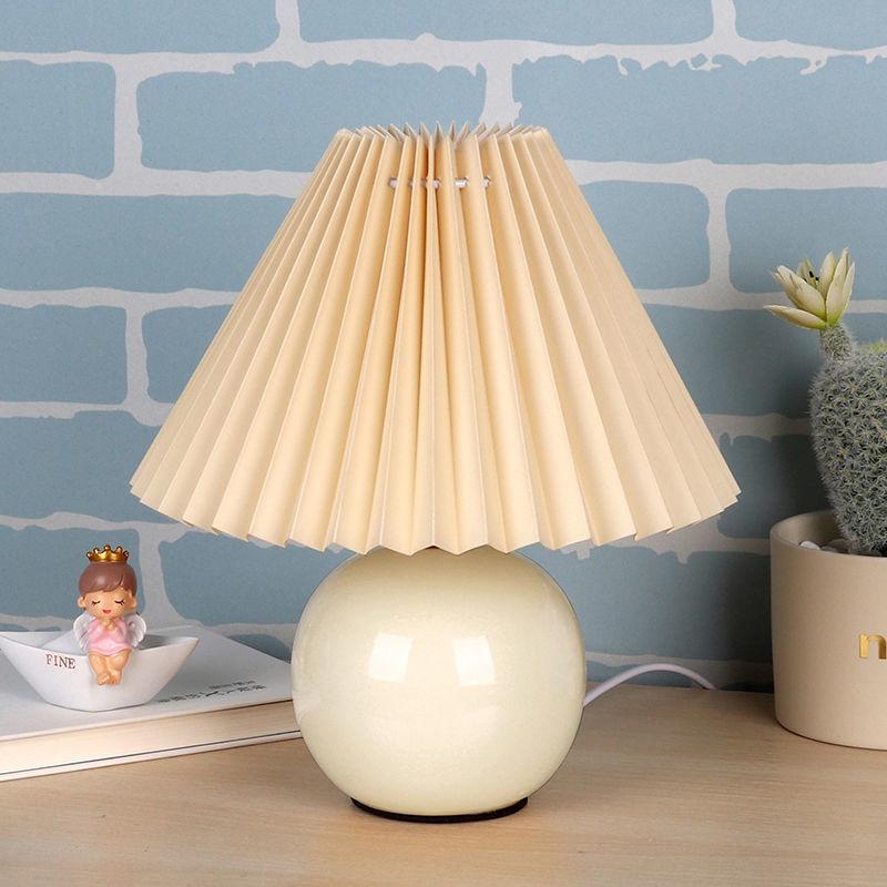 Ceramic Pleated Table Lamp Nordic Style Bedroom Bedside Lamp Living Room Energy-saving Lamp Warm Night Light Home Decoration Lamp