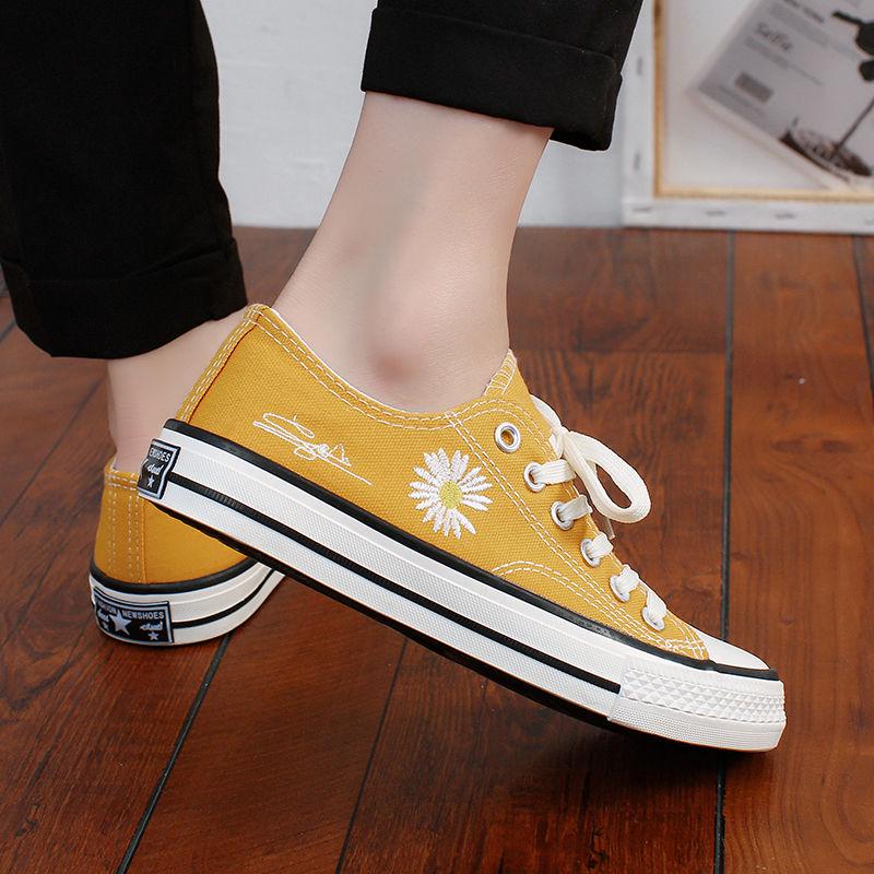 Little daisy canvas men's shoes board shoes couple cloth shoes Korean version of the trend of wild casual tide shoes