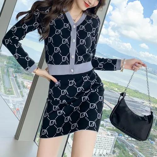 Autumn Small Fragrant Wind V-neck Knitted Suit Design Sense Niche Sense of High Sense of Tops and Skirts Two-piece Suit