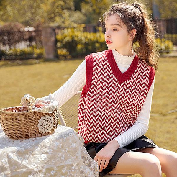 A Short V-neck Vest for Autumn and Winter, Loose Plaid Sleeveless Sweater, Knitted Splicing Color Elastic Waistcoat