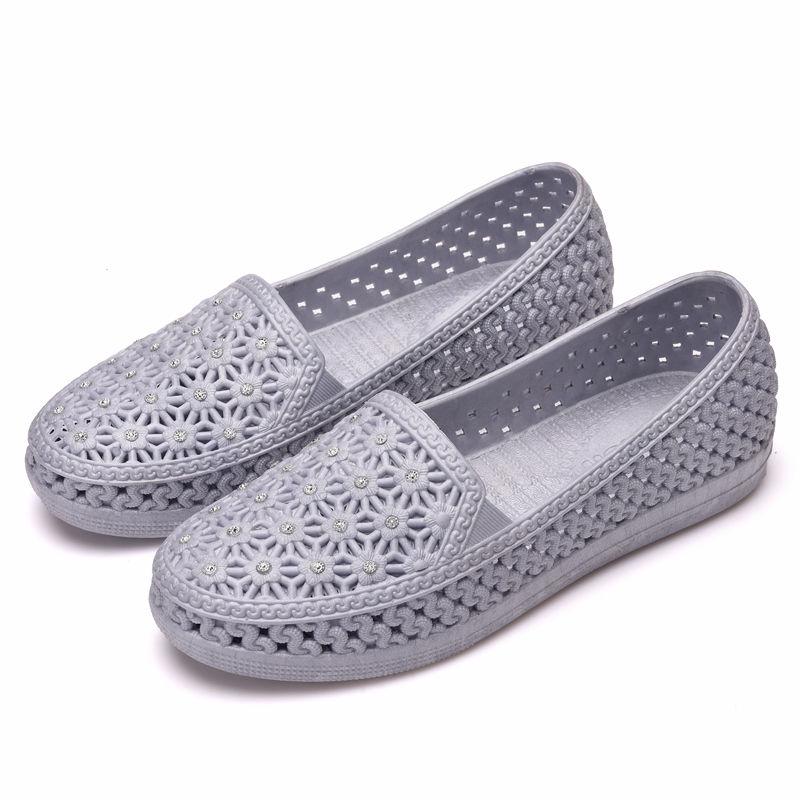 WTEMPO Summer Hole Shoes Women's Sandals Students Bottom Mother Shoes Beach Air Aged Nurse Shoes