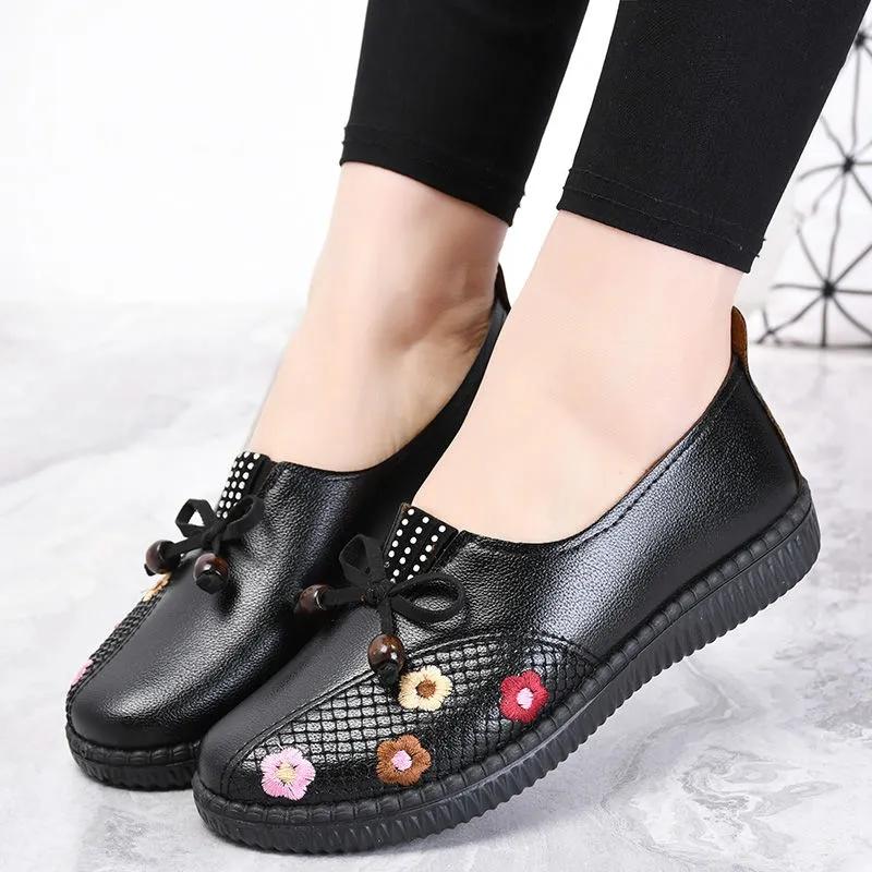 Ladies Soft-soled Embroidered Shoes Spring/autumn Leather Shoes Non-slip Wear-resistant Middle-aged and Elderly Mother Shoes Old Beijing Cloth Shoes